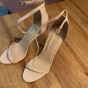 NWOT patent nude Ankle strap heels
